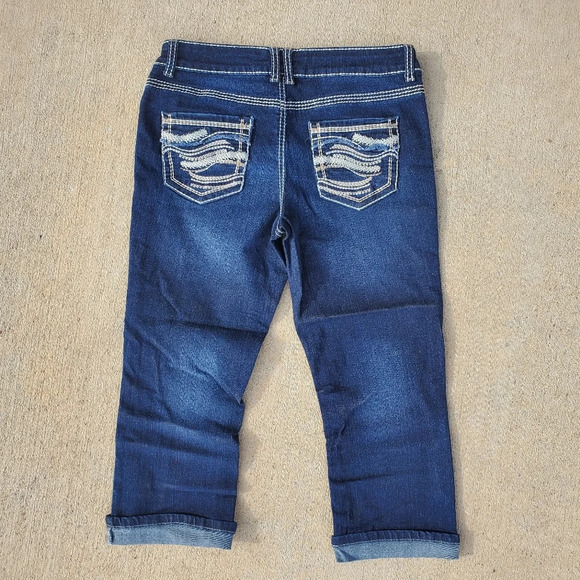 Maurices Women's Dark Wash Denim Double Button Capris Size 7/8 - Picture 1 of 9